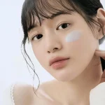 تست روی صورت کرم آبرسان و رطوبت رسان دکتر آلتیا