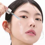 تست روی صورت سرم رتینول منافذ نامبوزین