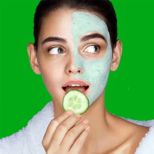 تست روی صورت ماسک صورت عصاره خیار و نمک صورتی فریمن مدل Clay Mask
